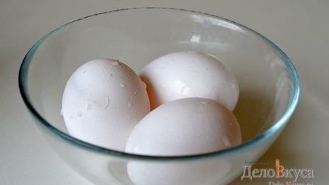 красим пасхальные яйца в серо-голубой цвет в соке краснокочанной капусты