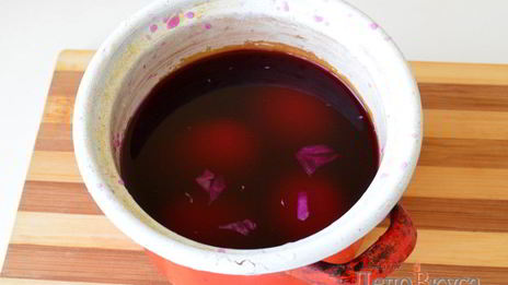 красим пасхальные яйца в серо-голубой цвет в соке краснокочанной капусты