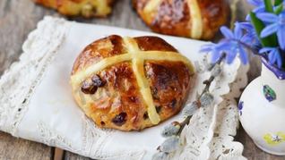 Крестовые пасхальные булочки с изюмом