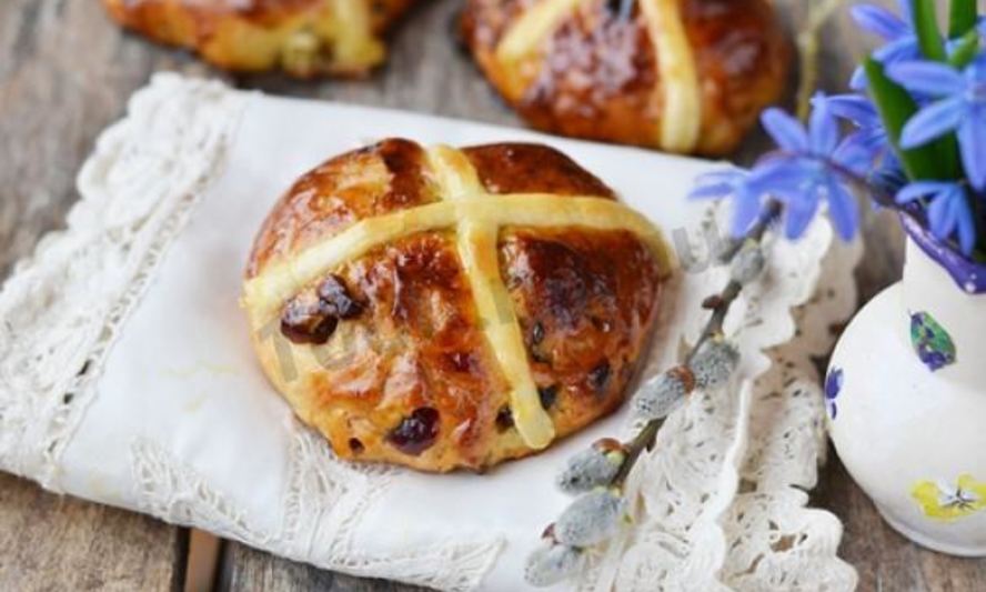 Рецепт крестовых пасхальных булочек с изюмом