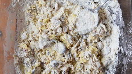 крестовые пасхальные булочки с изюмом