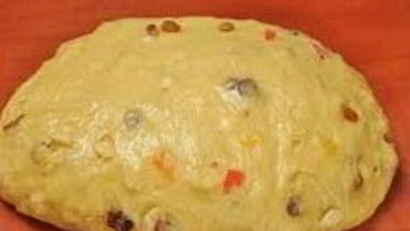 кулич с изюмом и цукатами