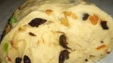 кулич с изюмом и цукатами
