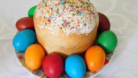 кулич с изюмом