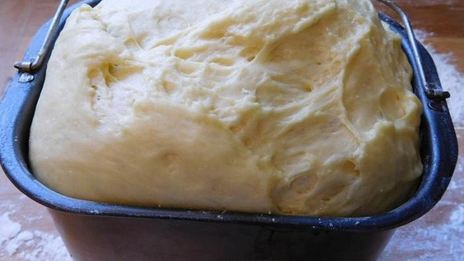 кулич с изюмом