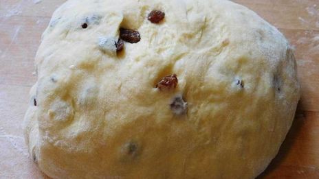 кулич с изюмом