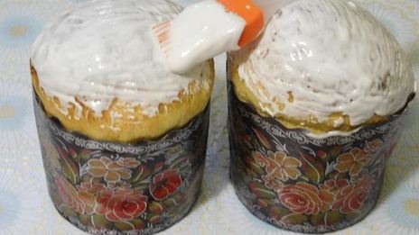 кулич с изюмом