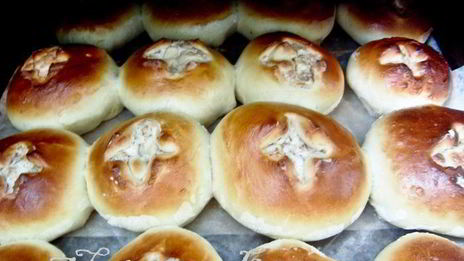 ореховые пасхальные булочки