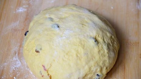 пасхальная булка с изюмом