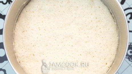 пасхальный кулич с изюмом и орехами