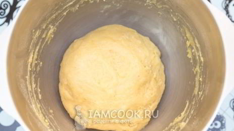 пасхальный кулич с изюмом и орехами