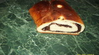 Пасхальный рулет с маком и изюмом