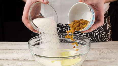 пасхальные булочки с изюмом