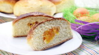 Пасхальные булочки с курагой