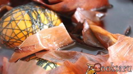 пасхальные яйца, окрашивание луковой шелухой и нитками