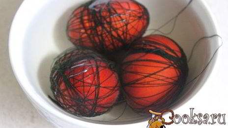 пасхальные яйца, окрашивание луковой шелухой и нитками
