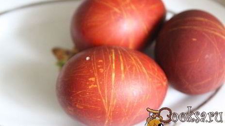 пасхальные яйца, окрашивание луковой шелухой и нитками