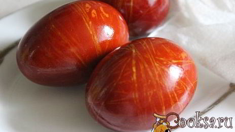 пасхальные яйца, окрашивание луковой шелухой и нитками