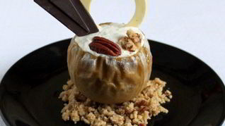 Печеное яблоко с кремом из голубого сыра и крамблом из ореха пекан