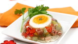 Праздничное желе с курицей и овощами