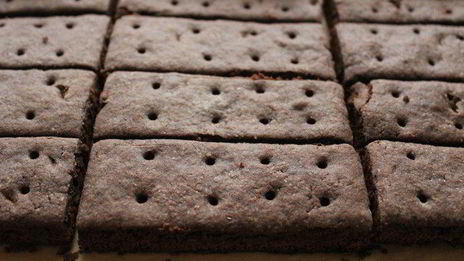 шоколадный бурбон с розовым перцем