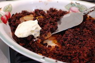 Шоколадный крамбл с грушами