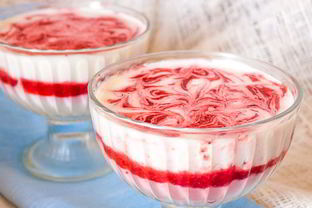 Сметанно-клубничное желе