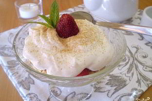 Сметанный десерт с ягодами