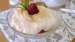 Сметанный десерт с ягодами