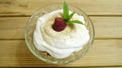 сметанный десерт с ягодами