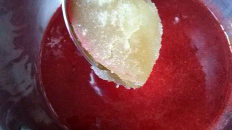 творожный десерт в красном