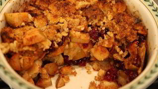 Яблочный пудинг с сушеной клюквой и грецкими орехами