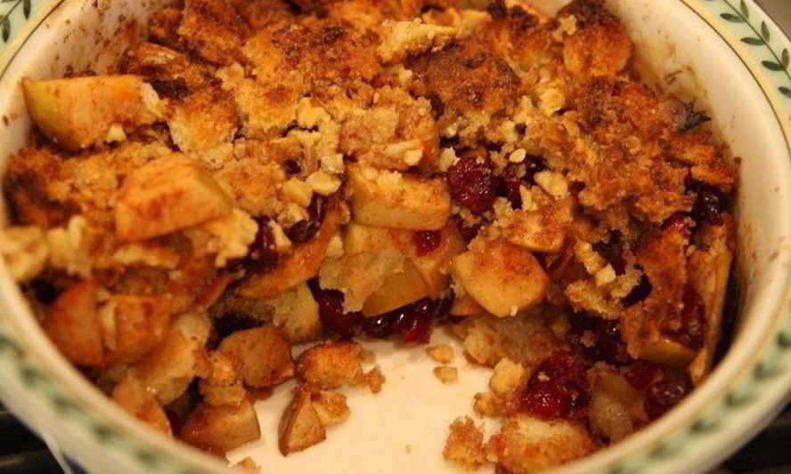 Рецепт яблочного пудинга с сушеной клюквой и грецкими орехами