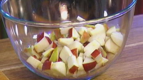 яблочный пудинг с сушеной клюквой и грецкими орехами