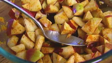 яблочный пудинг с сушеной клюквой и грецкими орехами