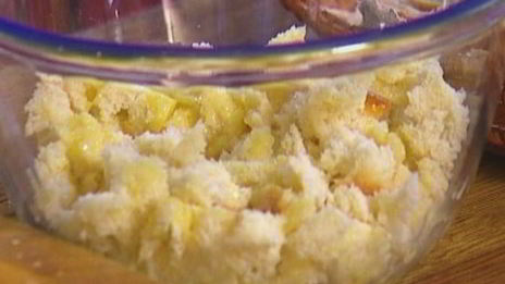 яблочный пудинг с сушеной клюквой и грецкими орехами