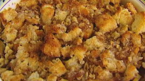 яблочный пудинг с сушеной клюквой и грецкими орехами