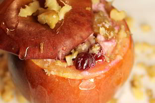 Яблоки, запеченные с творогом и брусникой