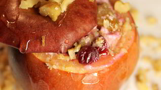 Яблоки, запеченные с творогом и брусникой