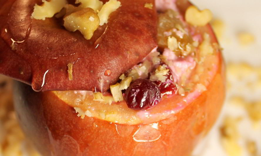 Рецепт яблок, запеченных с творогом и брусникой