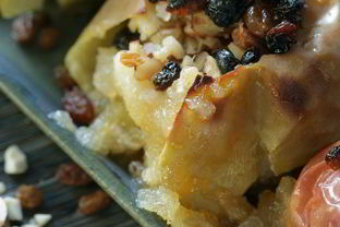 Запеченные яблоки с орехами и изюмом