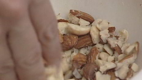 запеченные яблоки с орехами и изюмом