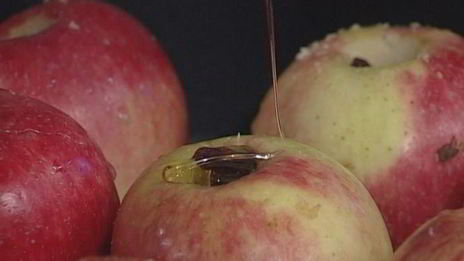 запеченные яблоки с орехами и изюмом