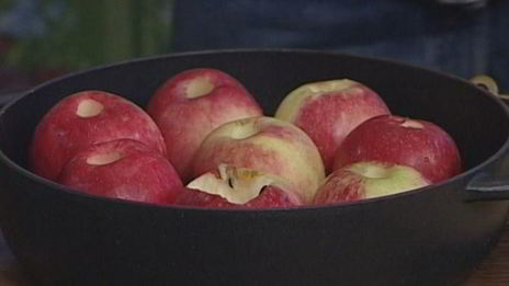 запеченные яблоки с орехами и изюмом