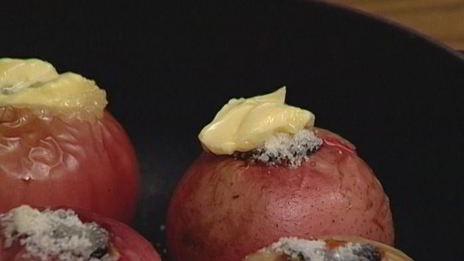 запеченные яблоки с орехами и изюмом