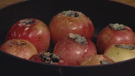 запеченные яблоки с орехами и изюмом