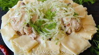 Бешбармак из целой курицы с маринованным луком