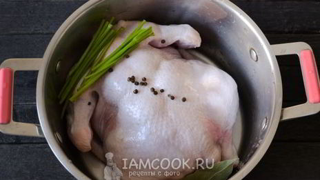 бешбармак из целой курицы с маринованным луком