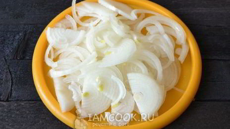 бешбармак из целой курицы с маринованным луком