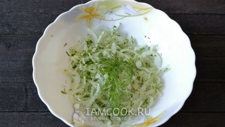 бешбармак из целой курицы с маринованным луком